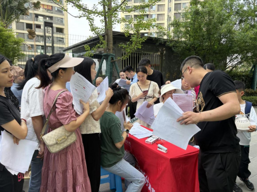 小區(qū)現(xiàn)場辦公解難題 助推供水服務(wù)“加速跑” —臨港公司開展“進小區(qū)”五進實踐活動